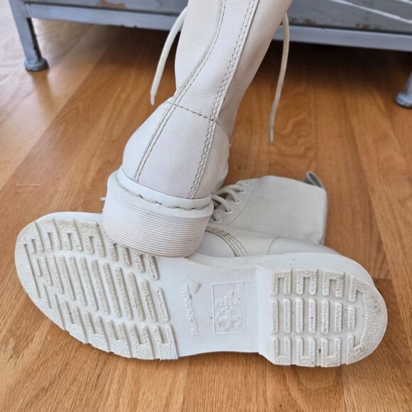 Dr. Martens 1460 Pascal Mono Womens 7/38 White Leather Lace Up Combat Boots EUC - Picture 9 of 9